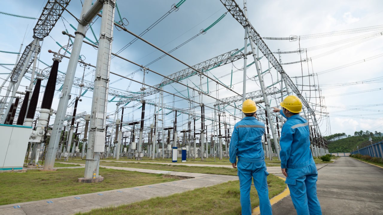 Trabajadores en una central eléctfica